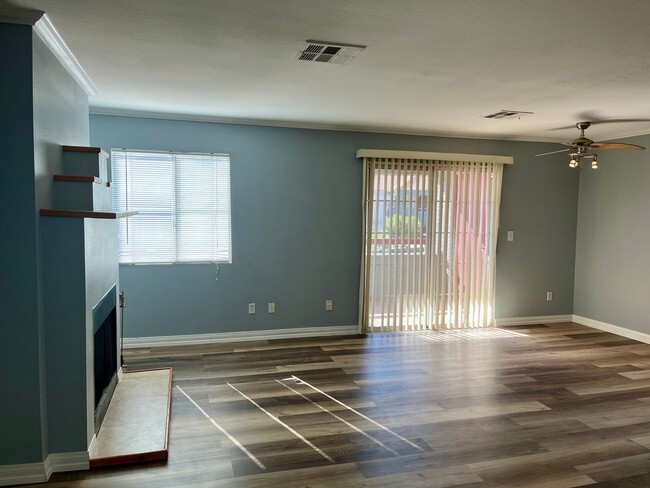 Building Photo - 2 bed, 2 bath condo