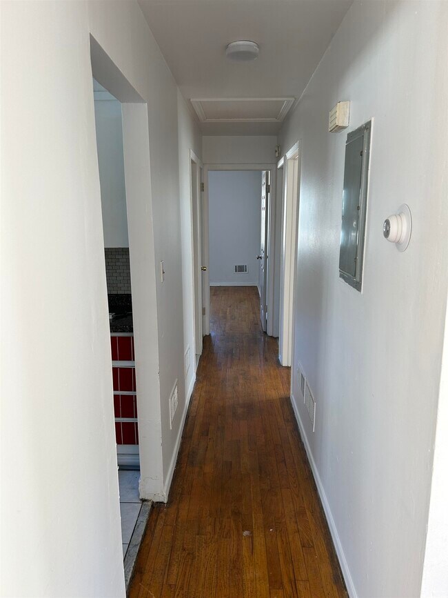 Building Photo - 24 Colonial Dr