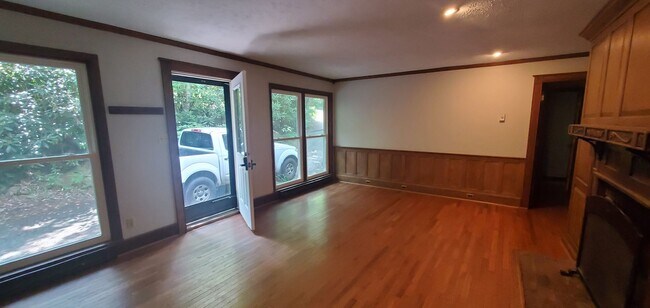 Building Photo - Spacious Mountain Home With Finished Basem...