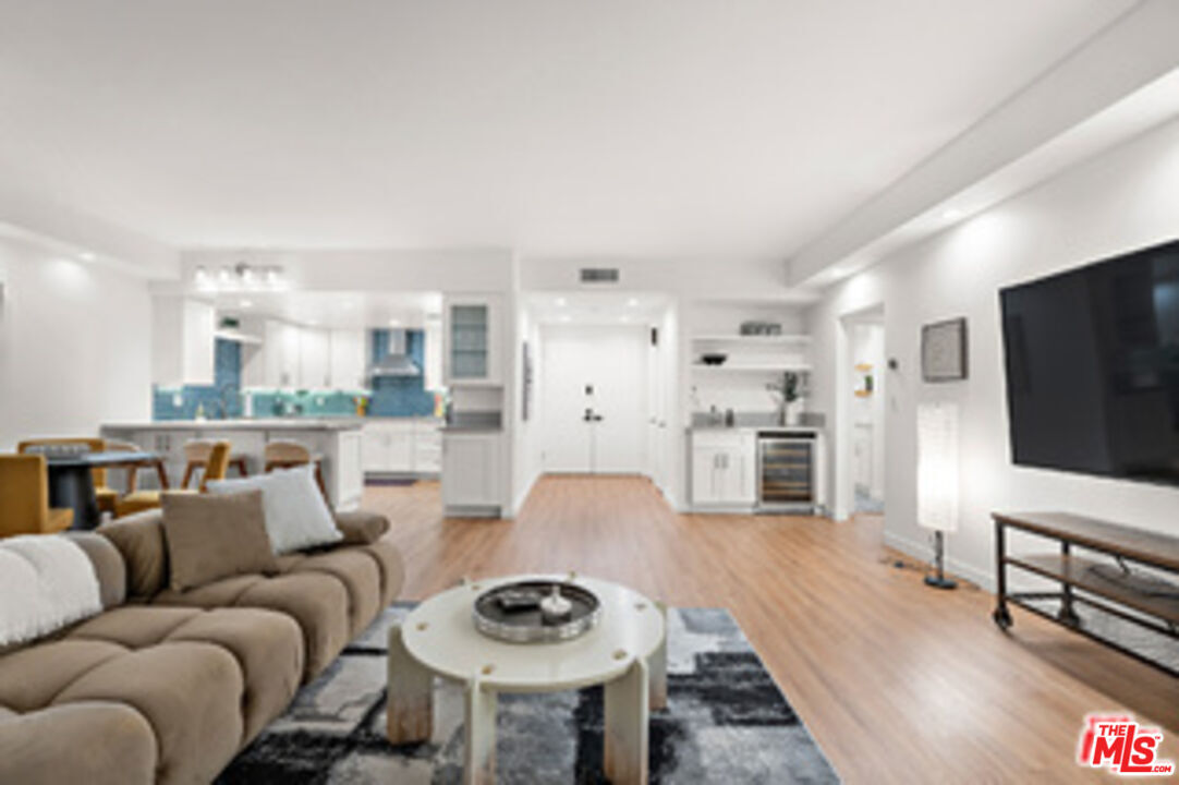 Foto principal - 321 S San Vicente Blvd