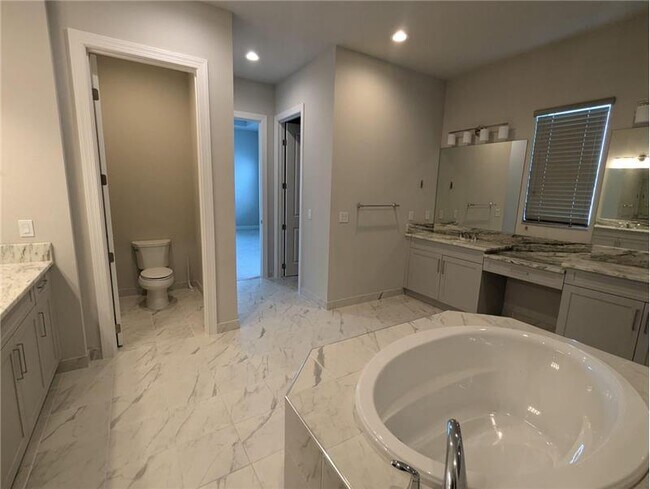 Foto del edificio - 9292 Crestview Cir