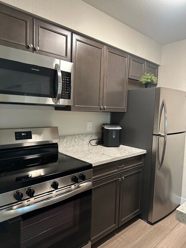 Foto del edificio - Amazing city views  2 bed 1 bath upstairs ...