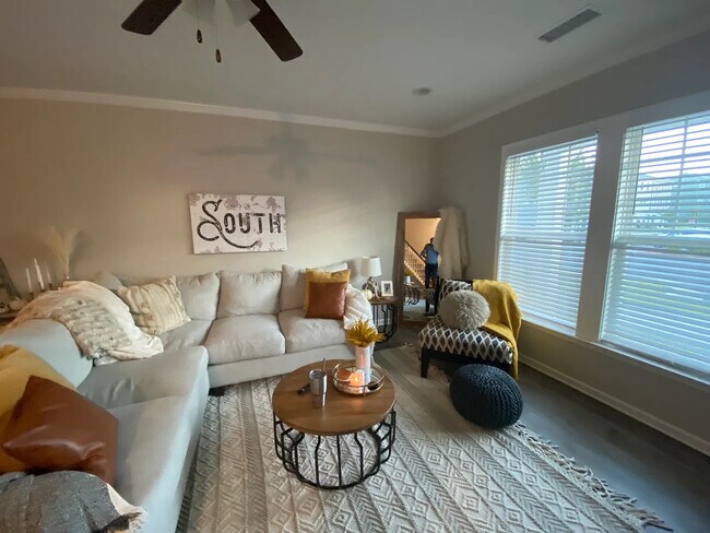 Foto del edificio - Room in Townhome on Perry Creek Rd