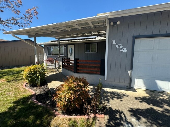 Building Photo - Solar power 3 bedroom 1 bath home with sho...
