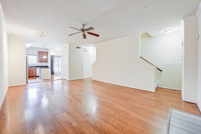 Building Photo - Home in a gated community with no back nei...