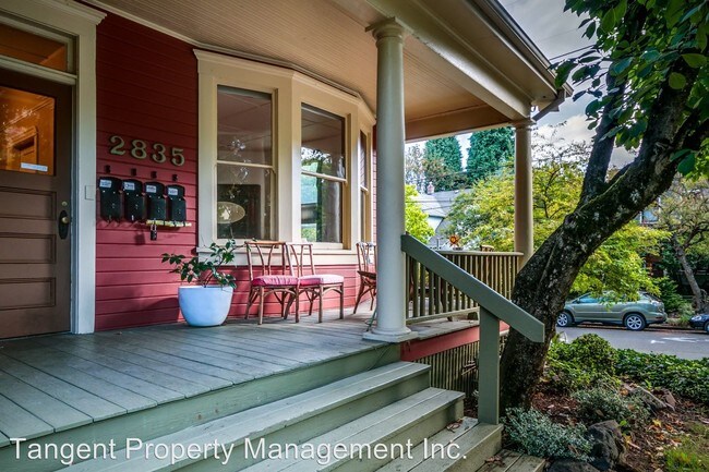 Building Photo - 2835 SE Yamhill St