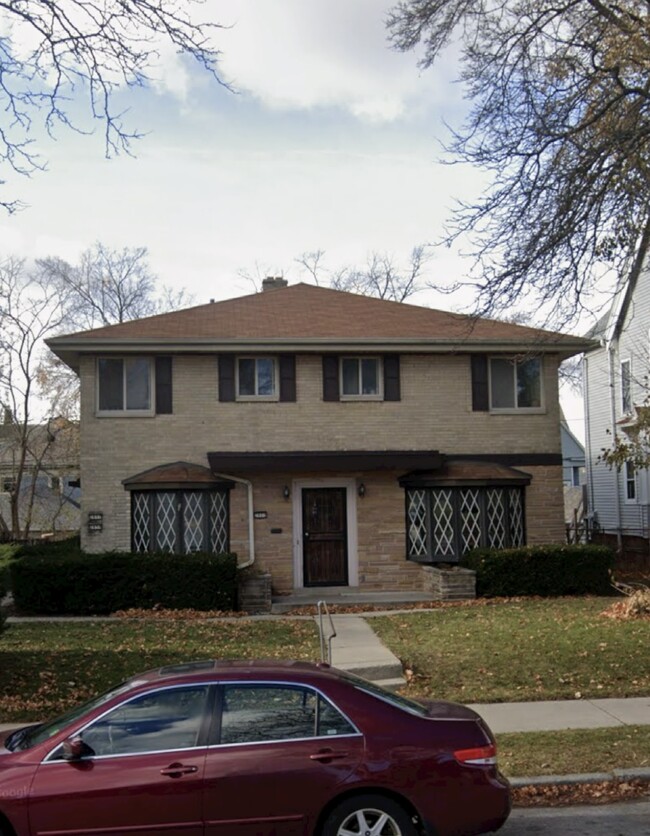 Building Photo - 2857 N Downer Ave