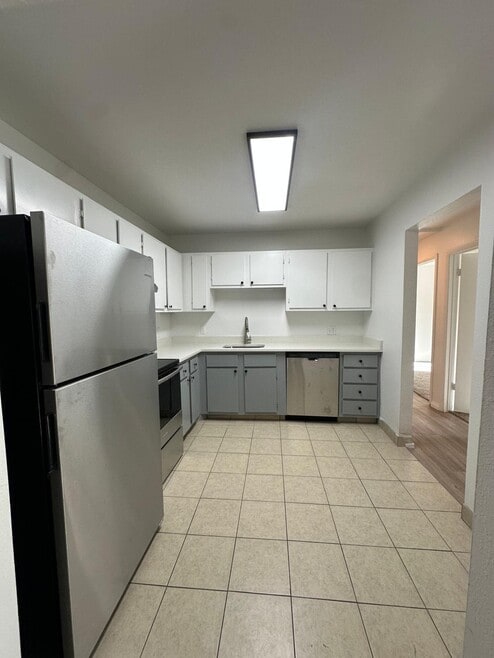 Building Photo - Crestwood Cove