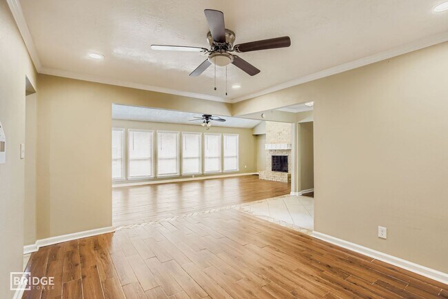 Foto del edificio - 15710 Sandy Hill Dr