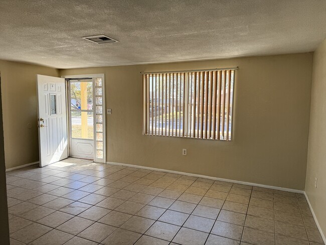 Foto del edificio - 7303 Deerfield Dr