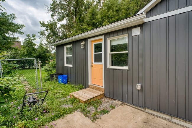 Building Photo - 17 Kirk St