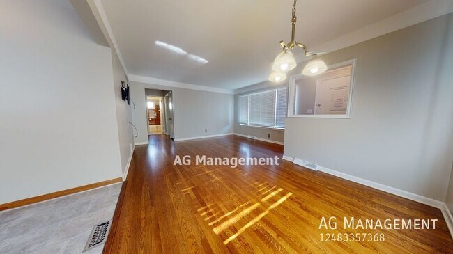 Foto del edificio - 29705 Milton Ave - Great 3Bed/2Bath Madiso...
