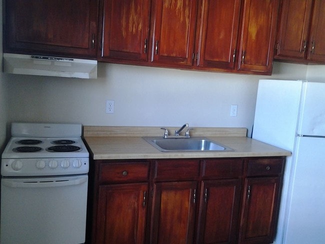 Building Photo - 2020 W Orangewood Ave