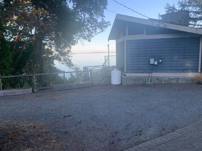 Building Photo - 4553 Cordova Bay Rd