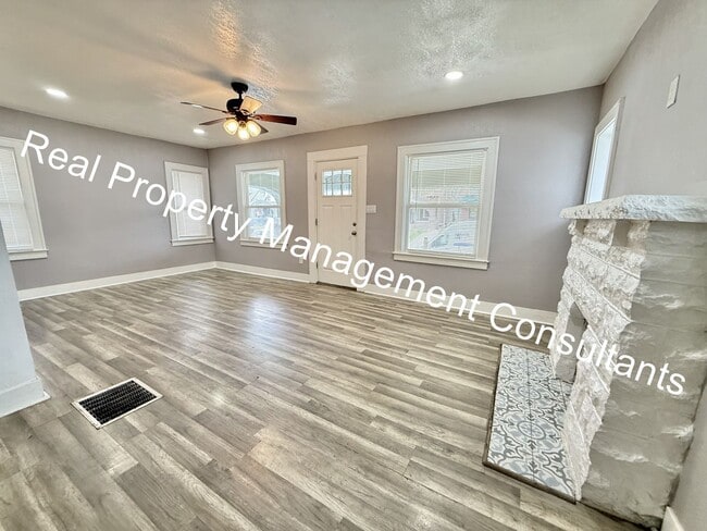 Building Photo - 3-Bedroom Home with Modern Updates Throughout
