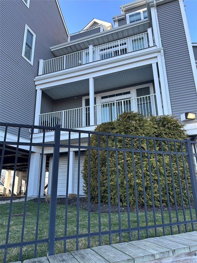 Building Photo - 311 Marina Pointe Dr