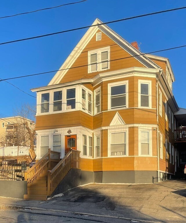 25 Spruce St Unit 2, Methuen, MA 01844 Room for Rent in Methuen, MA