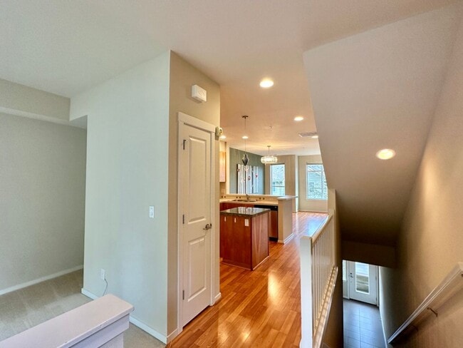 Building Photo - 2Bd/1.75Ba Issaquah Townhouse