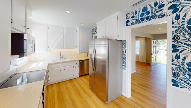 Foto del edificio - Completely Remodeled! - Three Bed Two Bath...