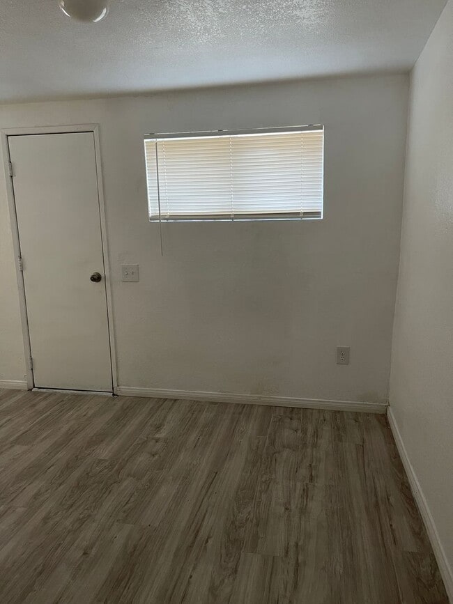 Building Photo - House For Rent