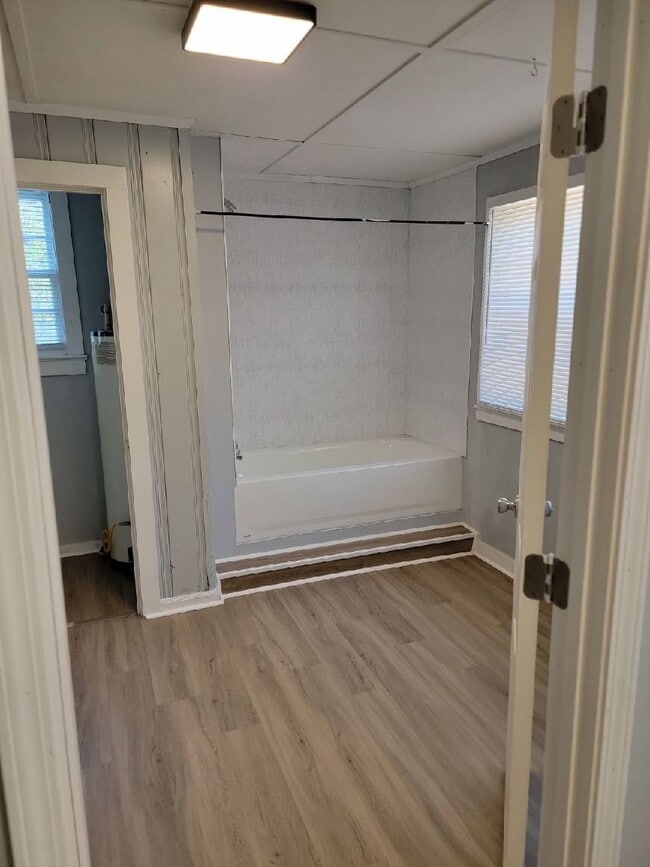 Photo - 937 W 6th St House