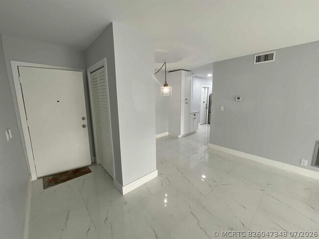 Building Photo - 649 W Oakland Park Blvd
