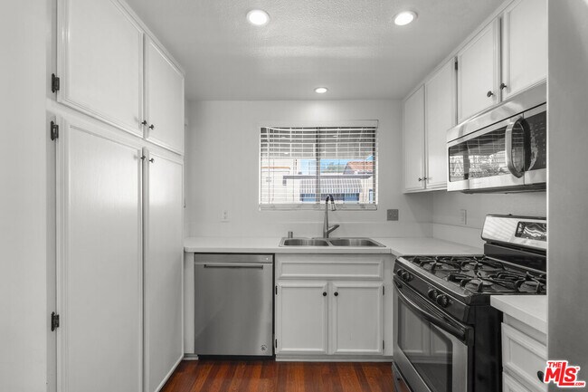 Foto del edificio - 3055 N Brea Blvd