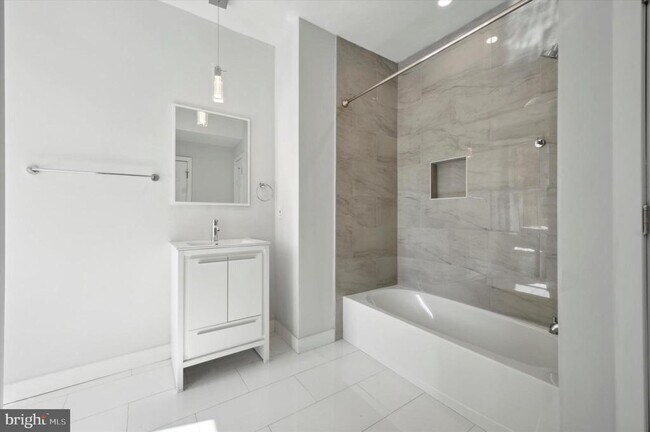 Building Photo - 647 N 33rd St