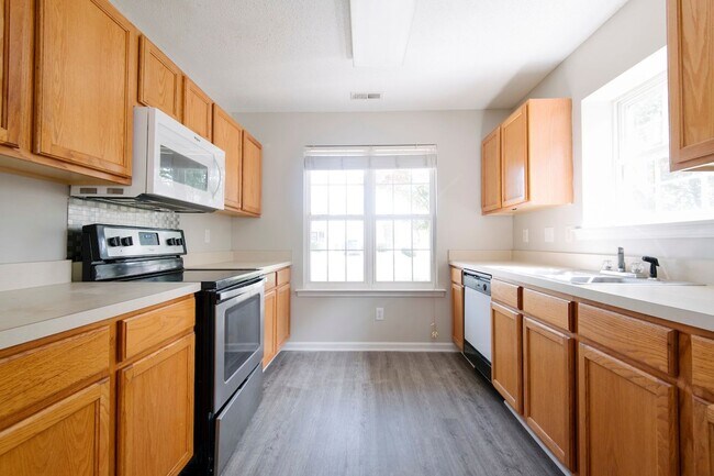 Building Photo - Charming Cape-Cod in the Heart of Apex! First Floor Master! Pet Friendly!