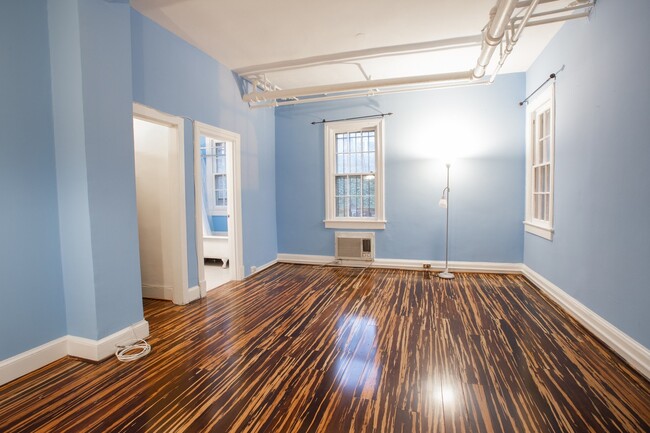 Building Photo - Spacious 1 Bd in Adams Morgan // Storage I...