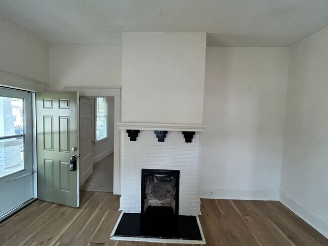 Building Photo - 2 Bedroom House