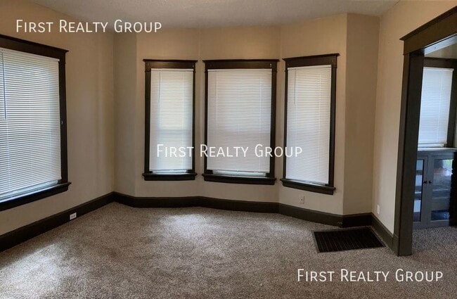 Building Photo - Move in Special! $100 off 1st months Rent,...