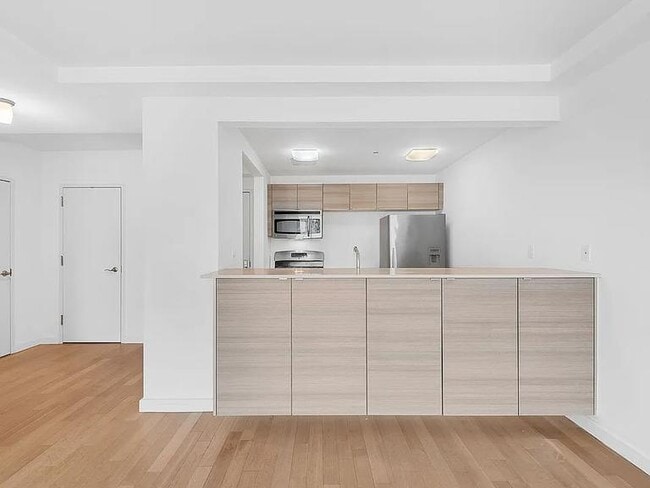 Foto del edificio - 91-16 Shore Front Pkwy