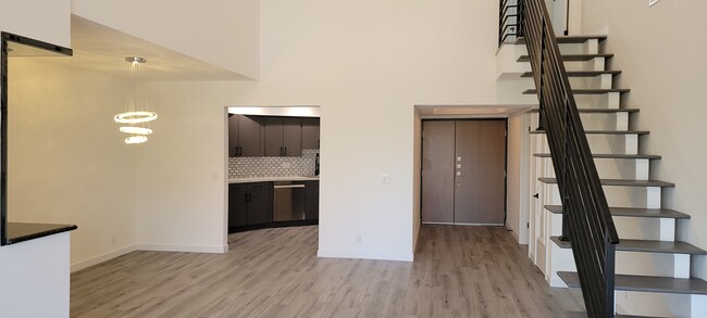 UNIT ENTRY - 723 Westmount Dr