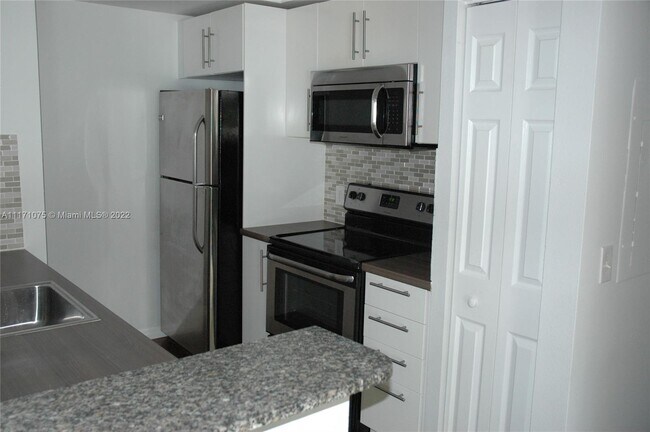 Building Photo - 2442 Centergate Dr