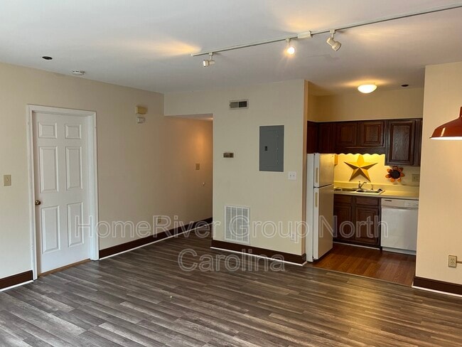 Building Photo - 801 W McGee St