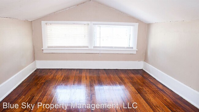 Building Photo - 4 br, 1 bath House - 400 N. Reserve St.