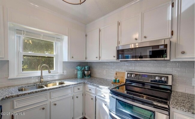 Building Photo - 2232 Valley Dr