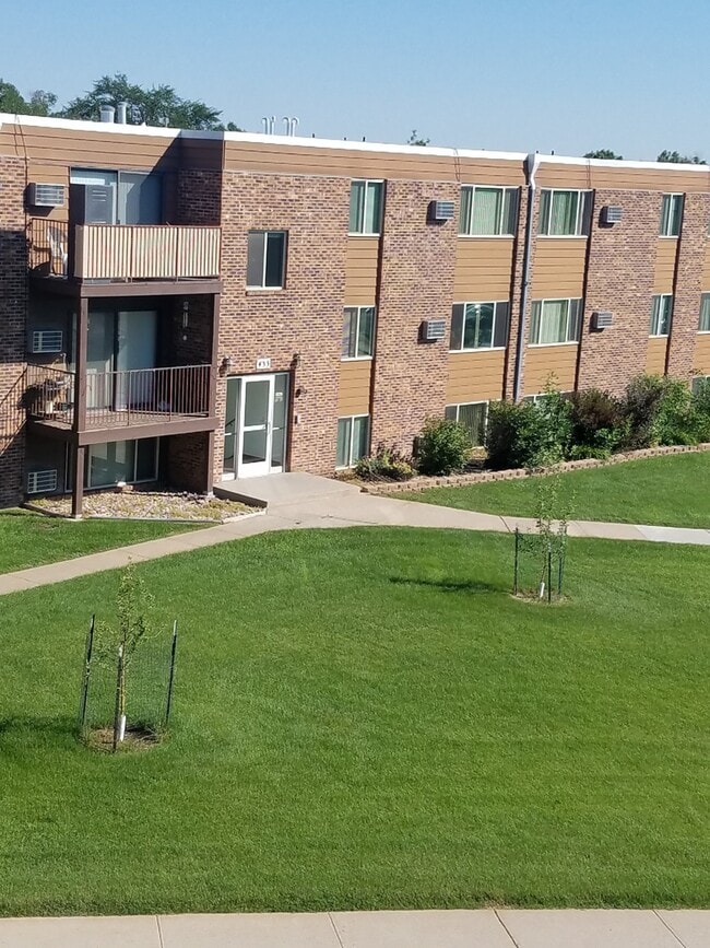 Building Photo - Robbinsdale Heights