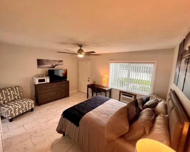 Building Photo - 4141 Dolphin Dr