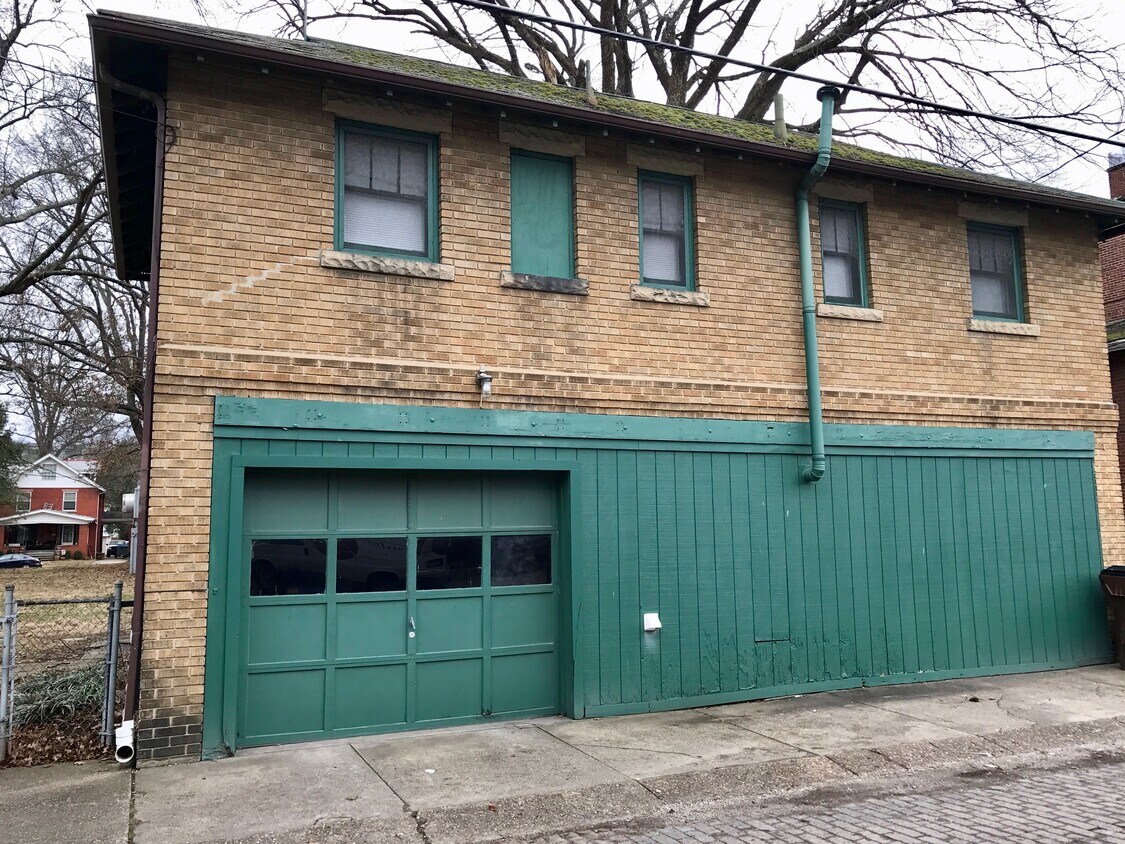 820 11th Ave Unit Rear, Huntington, WV 25701 Apartments in Huntington, WV