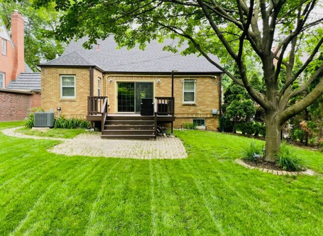 Building Photo - Omaha Country Club Bungalow!