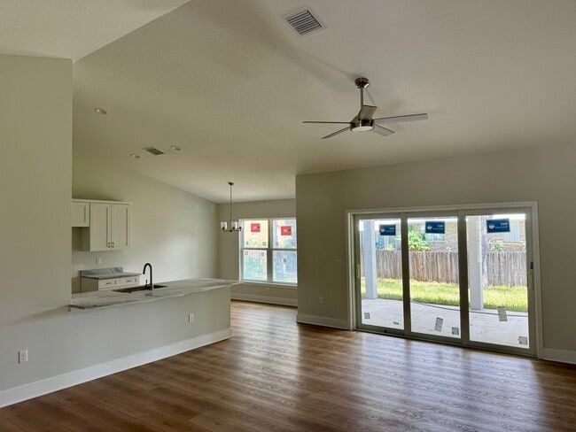Building Photo - 737 Rolling Hill Dr