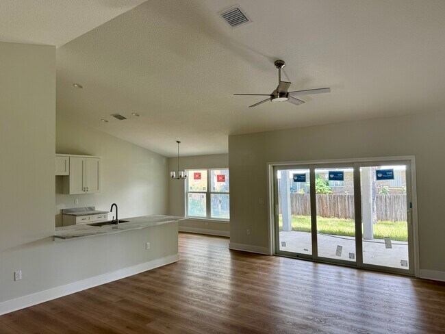 Foto del edificio - 737 Rolling Hill Dr