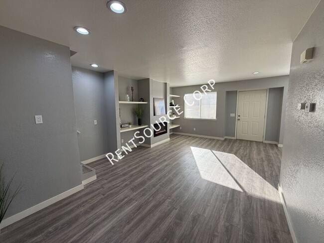 Building Photo - 2 Bedroom/2.5 Bathroom Two Story Condo for...