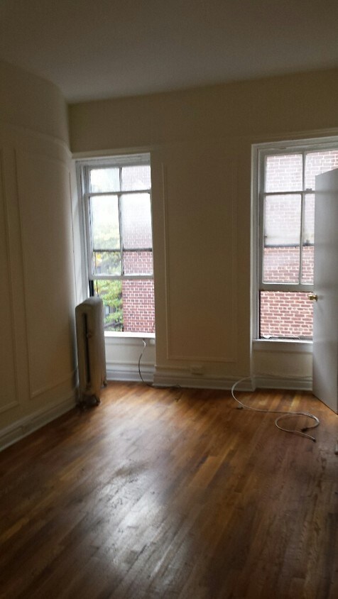 Living Room - 139 E 61st St