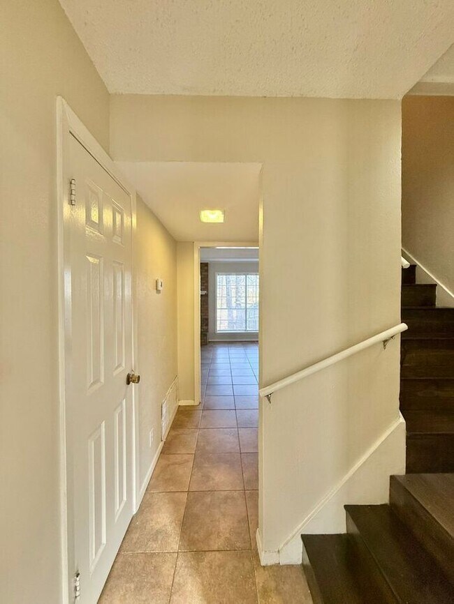 Foto del edificio - Tour Today! Spacious 3 Bed, 2.5 Bath Duplex