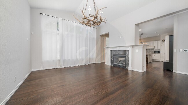 Foto del edificio - Gorgeous Rancher Located in University Bluffs