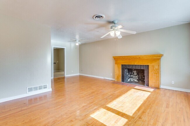 Foto del edificio - Ready for New Tenants- 2 bedroom 1 bath with an Additional Flex Room  Minutes from TCU- 76109