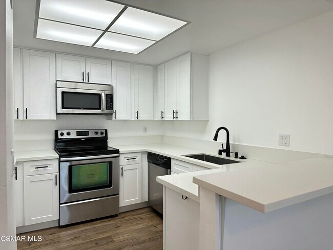 Foto del edificio - 560 Spring Rd